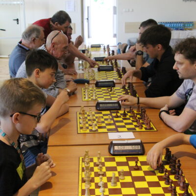 Uczestnicy turnieju szachów błyskawicznych