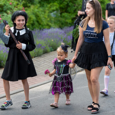 Dzieci ubrane na czarno uczestniczą w przejściu na plac imprezy