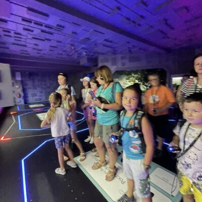 Zdjęcie przedstawia grupę dzieci podczas zwiedzania Parku Nauki.