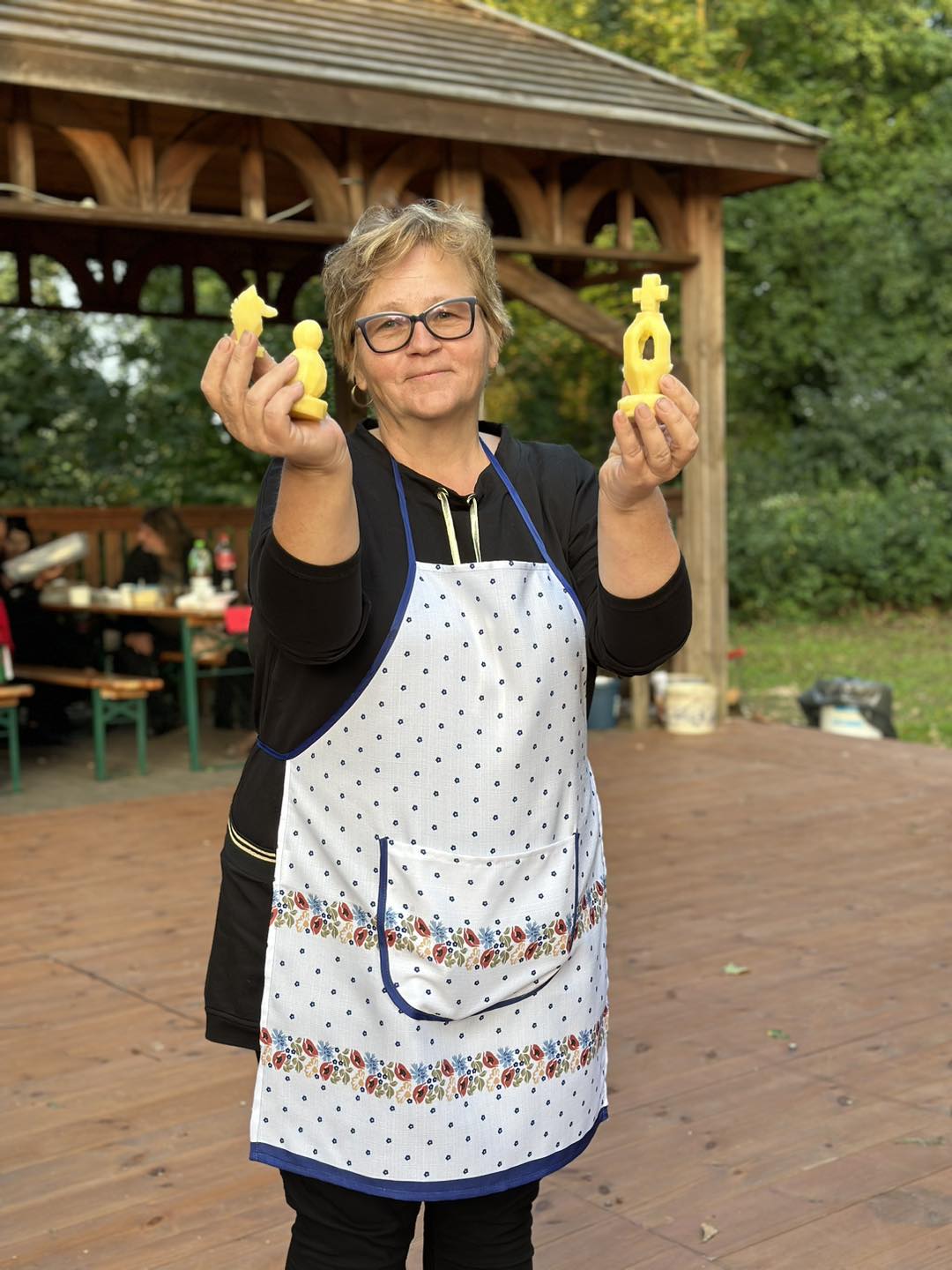 Na zdjęciu uczestniczka konkursu prezentująca swoje figury szachowe z ziemniaka.