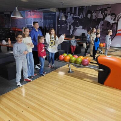 Grupa dzieci biorąca udział w grze Bowling.