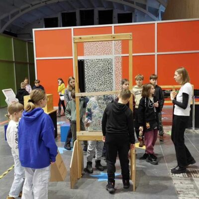 Uczestnicy wycieczki oglądają wystawy w Centrum nauki wyobraźnia.