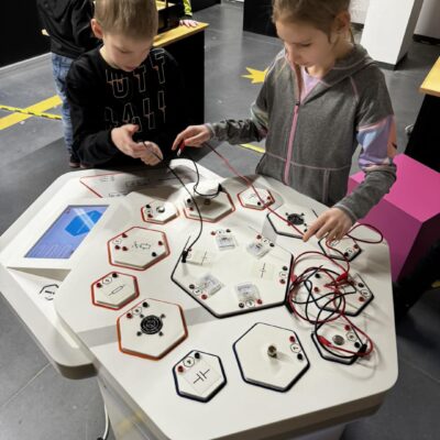 Dzieci korzystające ze stolika interaktywnego w Centrum Wyobraźni.
