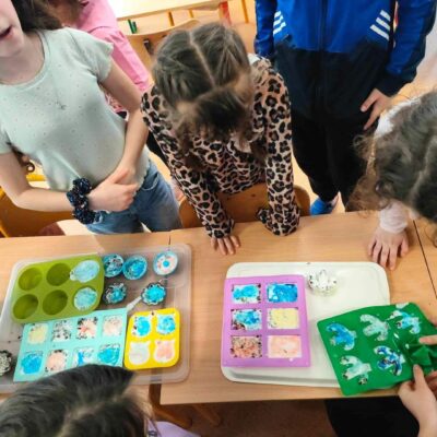 Dzieci robiące kolorowe i pachnące mydełka z na warsztatach.