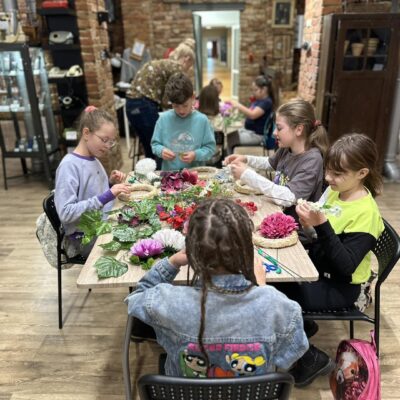 Warsztaty rękodzielnicze z tworzenia wianków z kwiatów i wstążek.