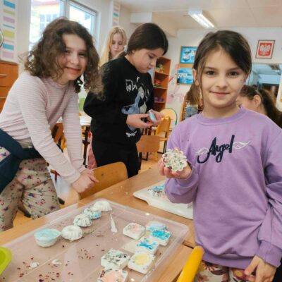 Dzieci samodzielnie wykonują mydełka zapachowe.