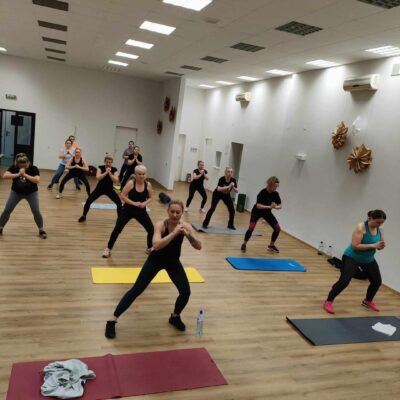 Kobiety ćwiczą na swoją formą,