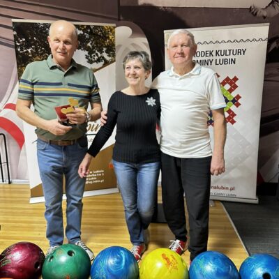 Gratulacje dla jednej z par i wręczenie nagród i statuetki.