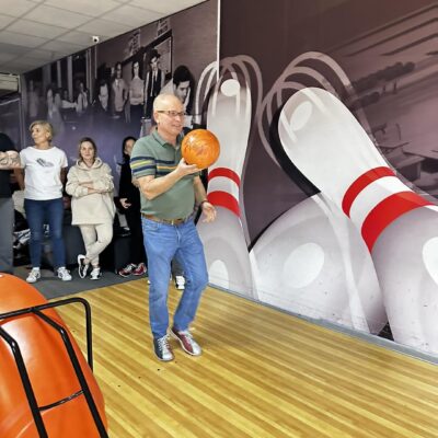 Zawodnik przygotowuje się do pchnięcia kulą.