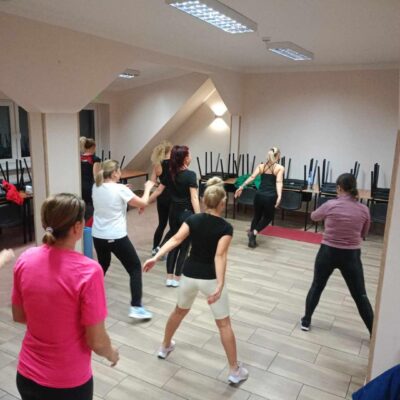 Wymachy ramion podczas zajęć.