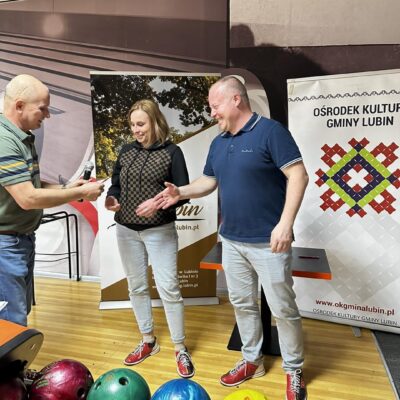 Składanie gratulacji i uścisk dłoni dla zwycięzców.