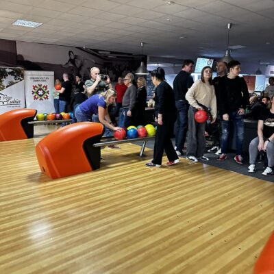 Ludzie biorący udział w turnieju.