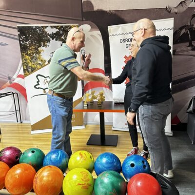 Składanie gratulacji za dobrą grę.