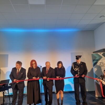 Wójt Tadeusz Kielan, przewodnicząca Rady Sołeckiej Edyta Samol, sołtys Jerzy Tadla, prezes OSP Marcin Trafidło, dyrektor OKGL Magdalena Dubińska, przecinają wstęgę, otwierając świetlicę