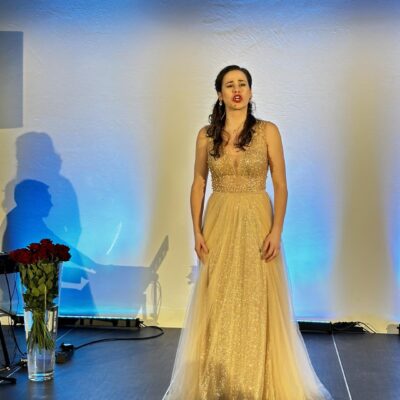 Sopranistka wykonuje arię operową w żółtej sukni