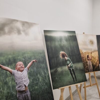 Fotografie na sztalugach.