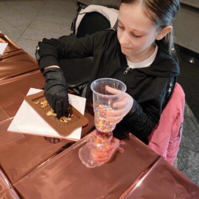 Dekorowanie czekolady cukierkami