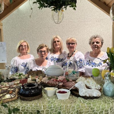 Grupa pań z Koła Kobiet Niezależnych Babeczki z Osieka