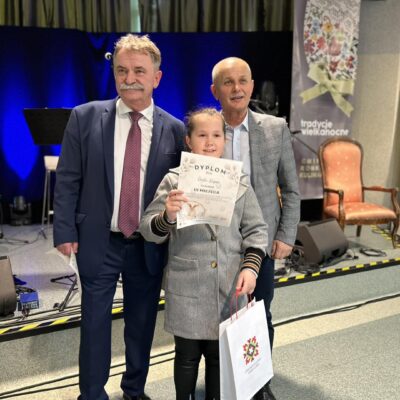 Radny z Wójtem wręczają kolejne upominki