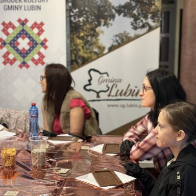 Uczestnicy słuchają wykładu na temat czekolady