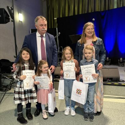 Laureaci konkursu na palmę i kartkę.