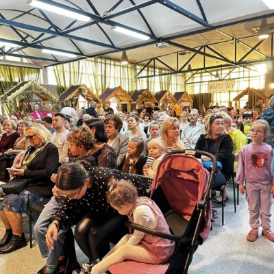 Goście biorący udział w tradycjach Wielkanocnych.