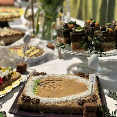 Mazurki konkursowe na stole.