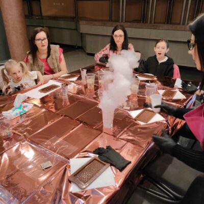 Uczestnicy warsztatów podczas eksperymentu.