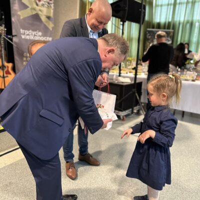 Wójt Tadeusz Kielan wręcza nagrody.