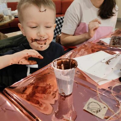 Dziecko z uśmiechem w czekoladzie .