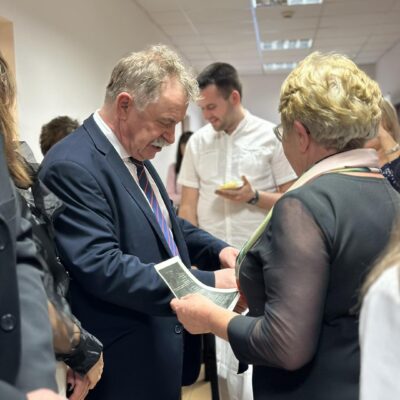 Rozmowy podczas zwiedzania wystawy