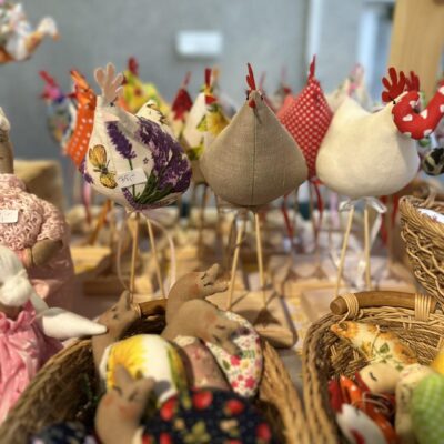 Stoisko z dekoracjami szytymi