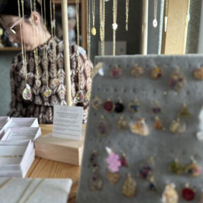 Stoisko z biżuterią.