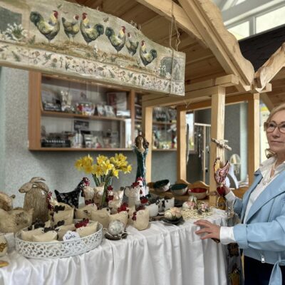 Stoisko z ceramiką wielkanocną.