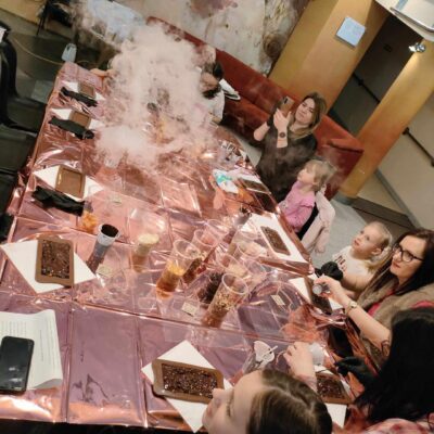 Mgła nad stołem z suchego lodu.