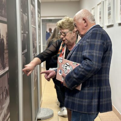 Oglądanie wystawy przez gości.