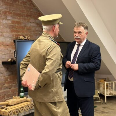 Wójt Tadeusz Kielan w rozmowie z przedstawicielem grupy rekonstrukcyjnej w radzieckim mundurze.