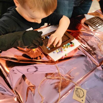 Tabliczki czekolady dekorowane dodatkami.