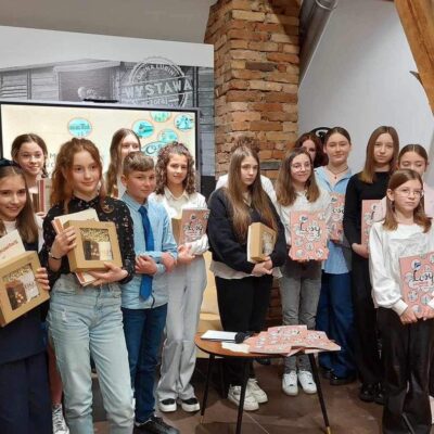 Wspólne zdjęcie laureatów konkursu na komiks LOSY OSADNIKÓW GMINY LUBIN