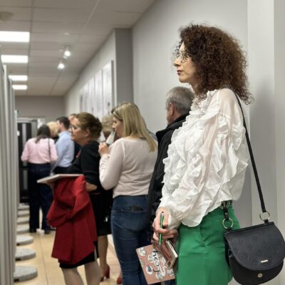 Tłum ogląda wystawę.