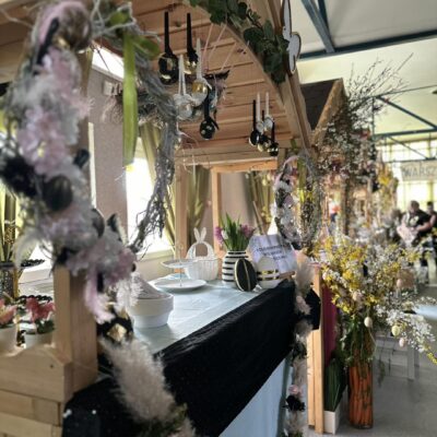 Wielkanocne dekoracje domków kół.