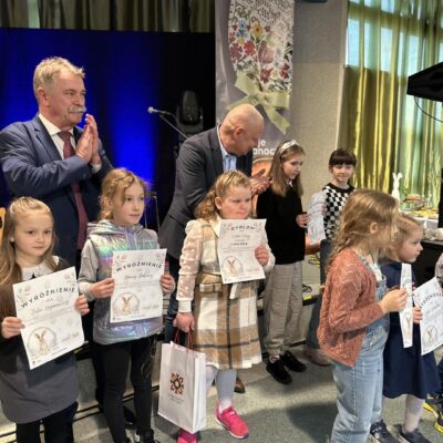 Zdjęcie grupowe zwycięzców I kategorii konkursu na kartkę.