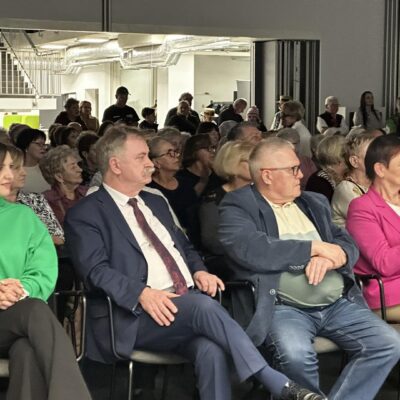 Widownia koncertu z wójtem na czele