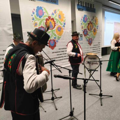 Panowie z kapeli OSIECZANEK w czasie prezentacji na scenie