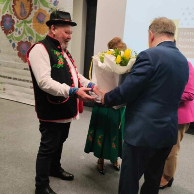 Wójt Gminy Lubin wręcza kwiaty zespołowi OSIECZANKI