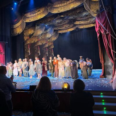 Aktorzy spektaklu ,,A statek płynie..."na scenie kłaniają się.