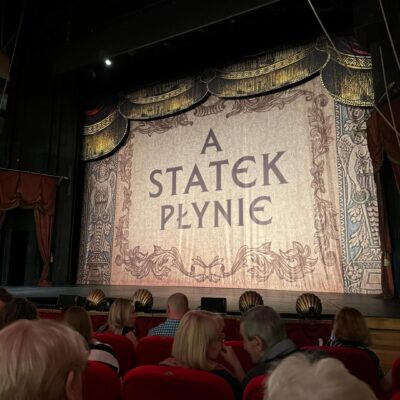 Rozpoczęcie spektaklu, Napis na scenie ,,A statek płynie..."