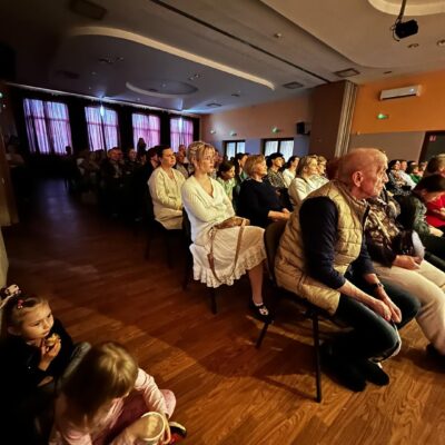 Widownia oglądająca spektakl.