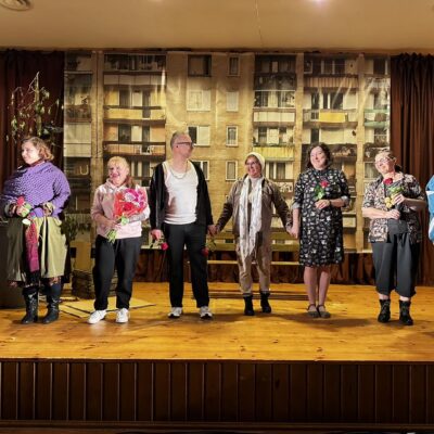 Aktorzy na scenie po występie, dostają kwiaty.