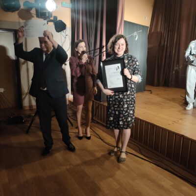 Wręczenie podziękowania dla Pani Reżyser.